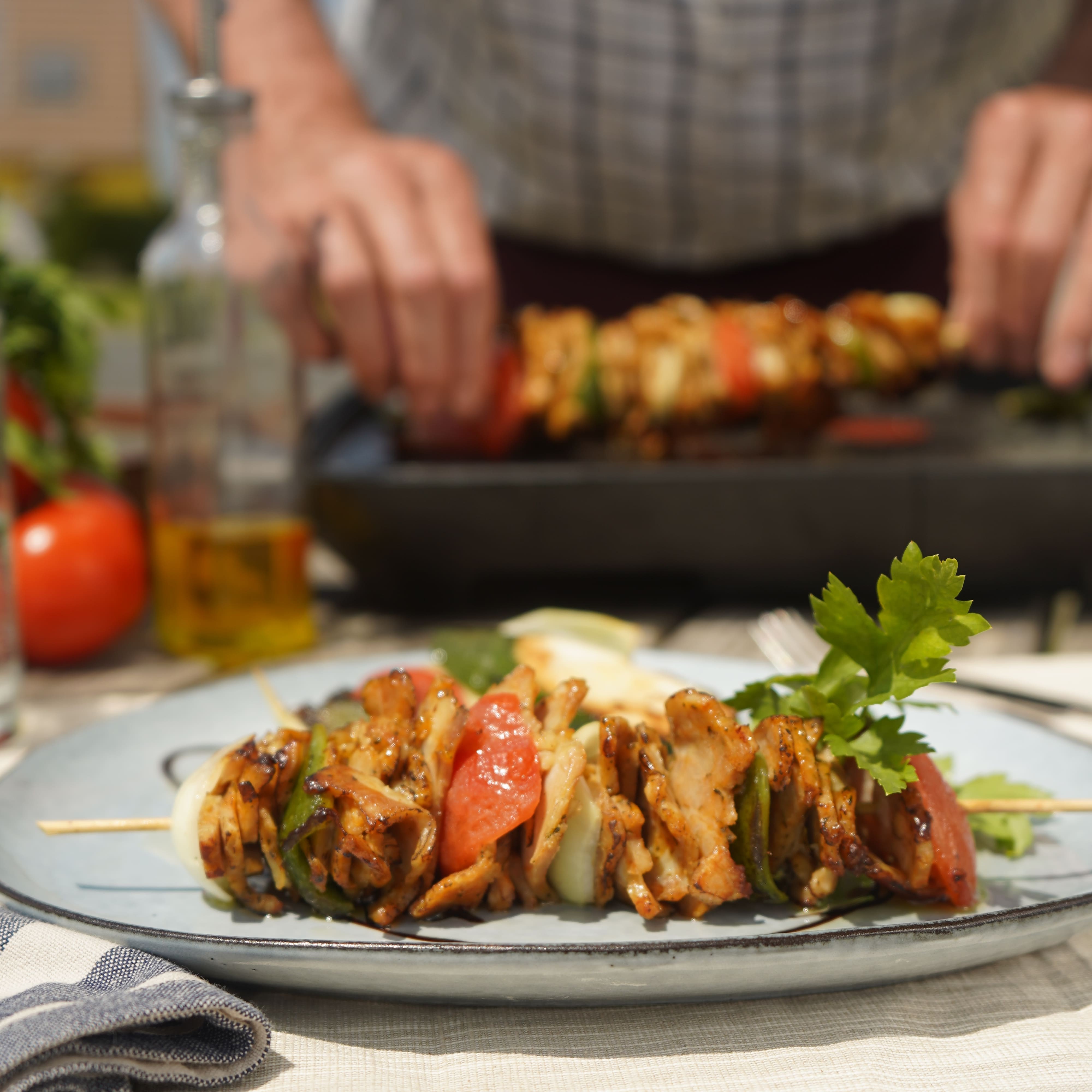 Brochette de kebab et légumes grillés